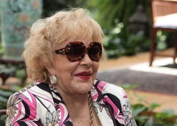 Actriz Silvia Pinal deja el hospital y sigue tratamiento contra covid en casa