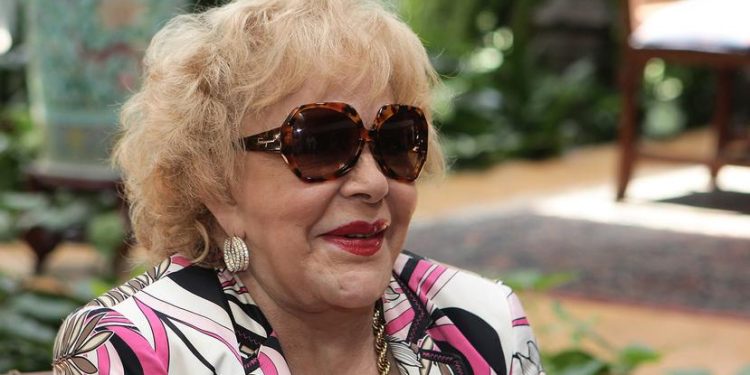 Actriz Silvia Pinal deja el hospital y sigue tratamiento contra covid en casa