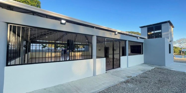 Abel Martínez entrega completamente remozada una casa club en Las Charcas