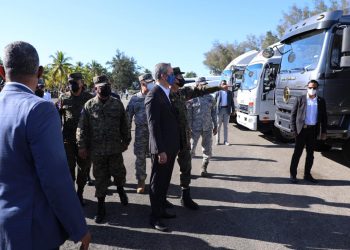 Abinader entrega 305 vehículos para modernizar parque móvil de las FFAA