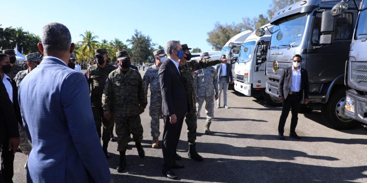 Abinader entrega 305 vehículos para modernizar parque móvil de las FFAA
