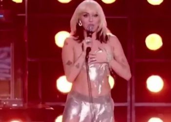 Miley Cyrus casi queda con sus pechos al aire durante show
