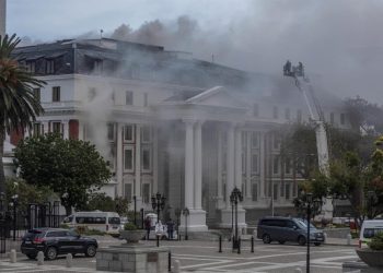 Un incendio se desata en el Parlamento de Sudáfrica