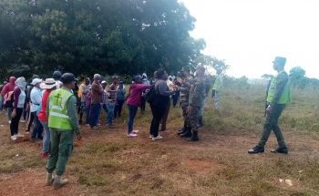 Medio Ambiente desaloja invasores de terrenos en Villa Altagracia 