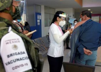 Arrancó vacunación de refuerzo a personal educativo en plena cuarta ola por COVID-19