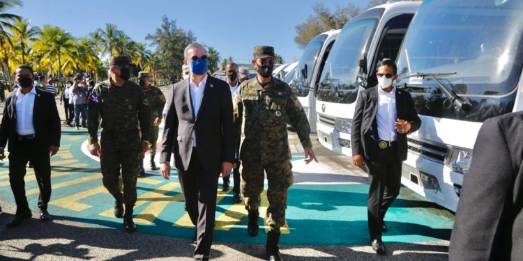 Abinader entrega más de 300 vehículos para modernizar parque móvil de las FFAA