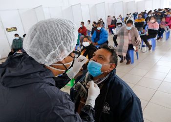 Bolivia supera otra vez los 11.000 casos nuevos de covid y reporta 57 decesos