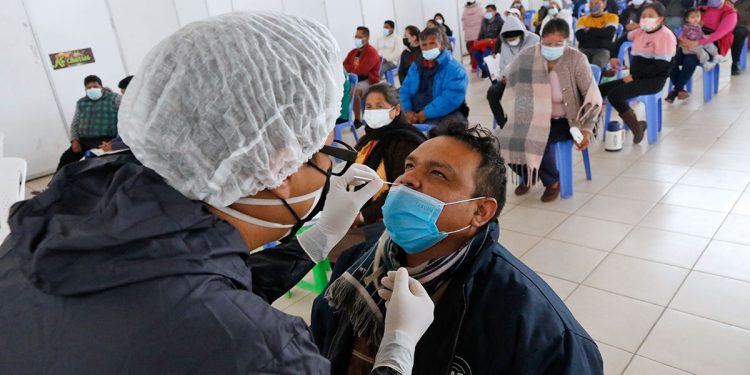 Bolivia supera otra vez los 11.000 casos nuevos de covid y reporta 57 decesos