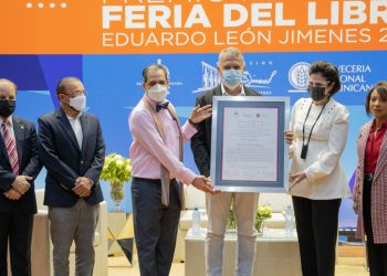 Cultura y Fundación Eduardo León Jimenes entregan Premio Feria del Libro 2021 a Tulio Matos Rodríguez