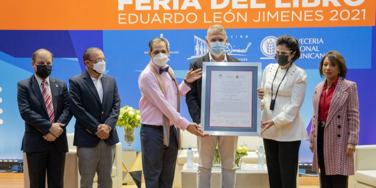 Cultura y Fundación Eduardo León Jimenes entregan Premio Feria del Libro 2021 a Tulio Matos Rodríguez