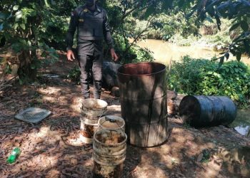 Desmantelan fábrica ilegal y ocupan14,993 mililitros de alcohol adulterado