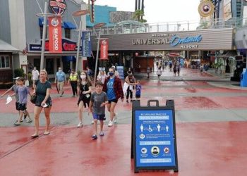 Empleados de Universal deben vacunarse o someterse a pruebas de COVID-19