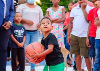 Desarrollo Provincial entrega cancha mixta en el distrito municipal de Santana, en Tamayo