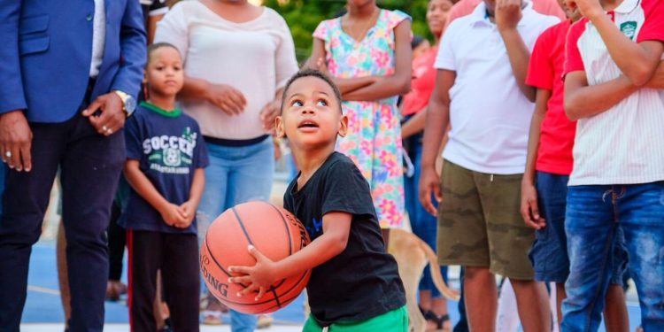 Desarrollo Provincial entrega cancha mixta en el distrito municipal de Santana, en Tamayo
