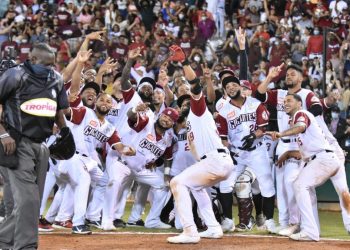 Gigantes triunfan y aventajan 3-1 la serie final ante Estrellas; Gutiérrez H4 y H2 e impulsa 4
