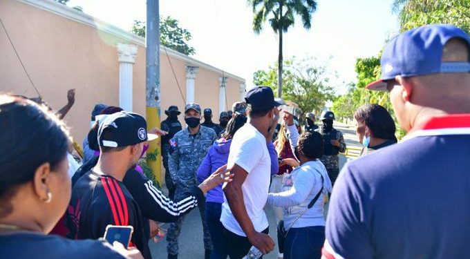 Motín en La Victoria: Familiares de reclusos muertos denuncian complicidad para introducir armas en rencinto