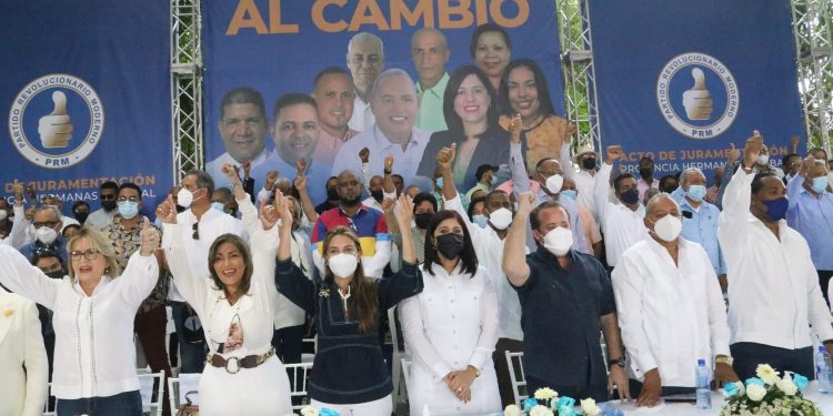 Alcaldesa de Salcedo y cientos de dirigentes se juramentan en el PRM￼