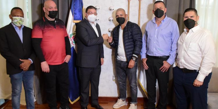 Ministerio de Deportes garantiza apoyo a carteleras de boxeo; recibe visita del legendario Miguel Cotto