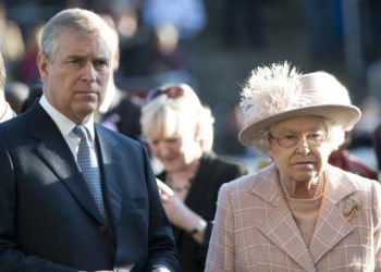 La reina retira los títulos militares al príncipe Andrés por escándalo sexual