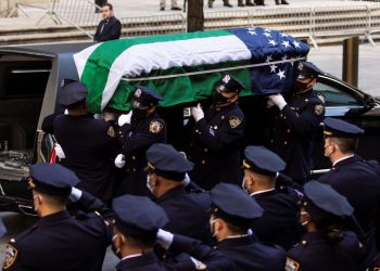 Miles de policías toman Quinta Avenida de Nueva York para despedir agente muerto￼