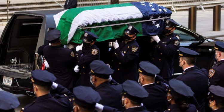 Miles de policías toman Quinta Avenida de Nueva York para despedir agente muerto￼