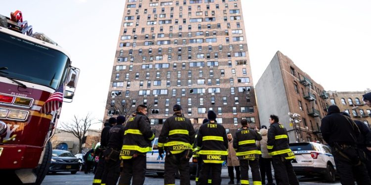 Rebajan a 17 los muertos en el incendio del Bronx , de ellos ocho niños
