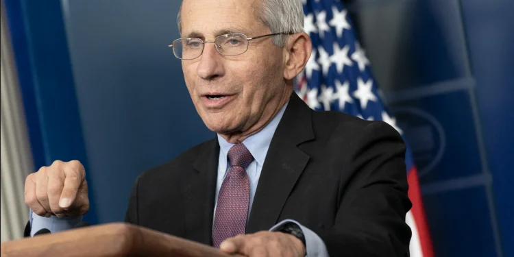 Redes sociales y comentaristas distorsionan correos de Fauci sobre Covid-19