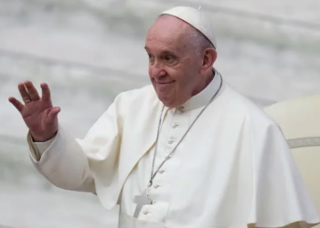 Ómicron en el Vaticano: el número dos y tres del Papa tienen Covid-19