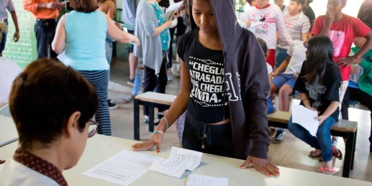 Brasil vacunará contra la Covid-19 a niños de 5 a 11 años pese a resistencias