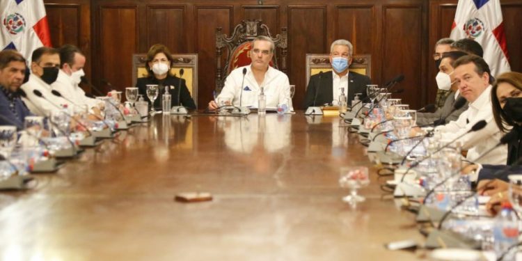 Presidente convoca reunión con ministros y gobernadoras