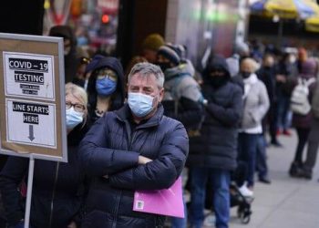 Variante ómicron nubla el final de la pandemia