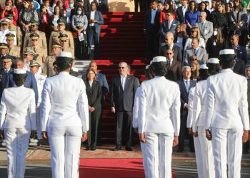 Presidente rinde honores a la Bandera Nacional junto a funcionarios, en Casa de Gobierno￼