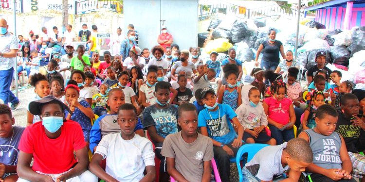 Viceministro Carlos Valdez saca de las calles de Haina más de 300 mil botellas en intercambio ‘’plásticos por juguetes’’￼