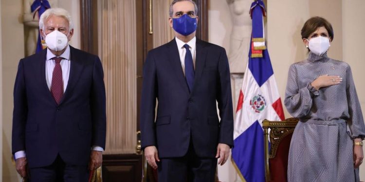 Abinader otorga nacionalidad dominicana al expresidente del gobierno español Felipe González