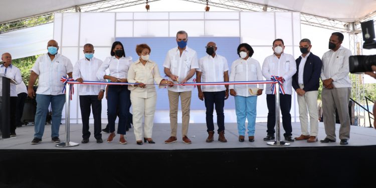 Abinader invierte más de RD$1,567 millones en Azua, Barahona y Bahoruco