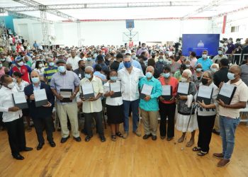 Presidente Abinader entrega 380 títulos en SDE con una inversión de RD$151,680,000￼