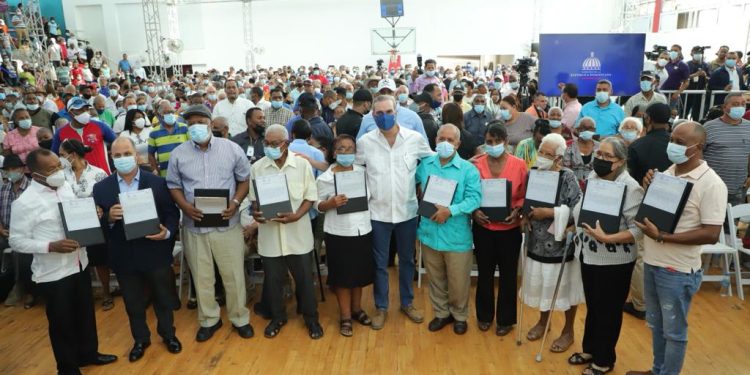 Presidente Abinader entrega 380 títulos en SDE con una inversión de RD$151,680,000￼