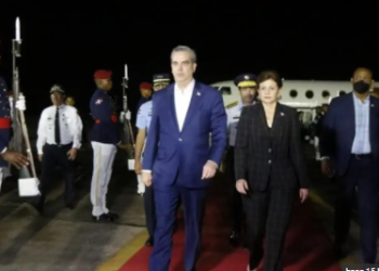 Luis Abinader y su esposa, la primera dama Raquel Arbaje, rinden honores a Rosa Gómez de Mejía