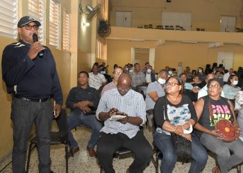 Interior y Policía conversa con comandantes policiales y voceros barriales sobre formas de combate a la delincuencia