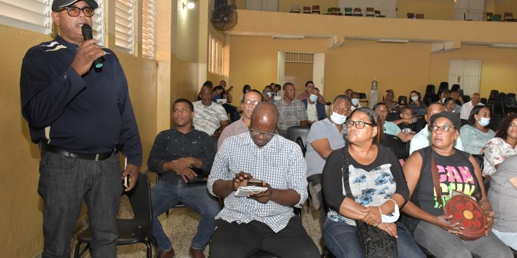 Interior y Policía conversa con comandantes policiales y voceros barriales sobre formas de combate a la delincuencia