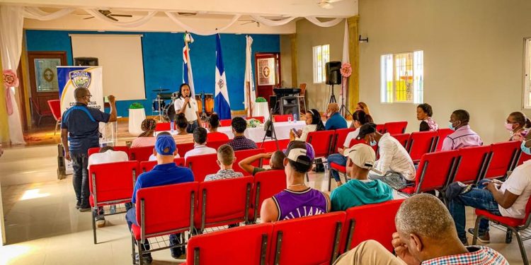 Policía Nacional realiza jornada de proximidad con jóvenes de La Romana