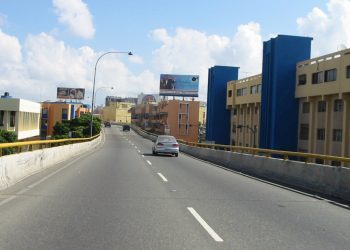 Obras Públicas realiza mantenimiento de pasos a desnivel del Gran Santo Domingo