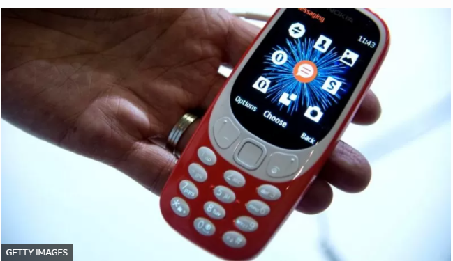 «Teléfonos tontos»: el resurgir de los celulares no inteligentes en un mundo hiperconectado