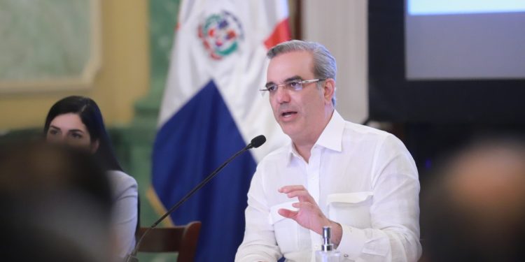 Abinader anuncia que el país superó la barrera de los US$12 mil millones en exportación