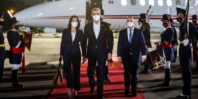 Presidente Abinader llega a Buenos Aires, Argentina, para desarrollar una amplia agenda