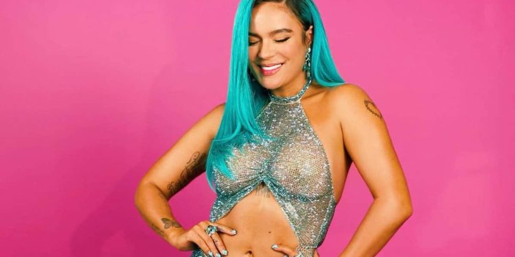 Karol G recibe el premio «Rompedora de reglas»