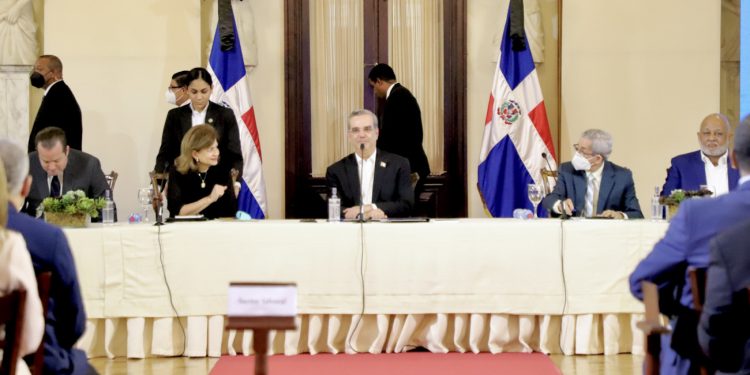 Abinader reafirma compromiso con la educación