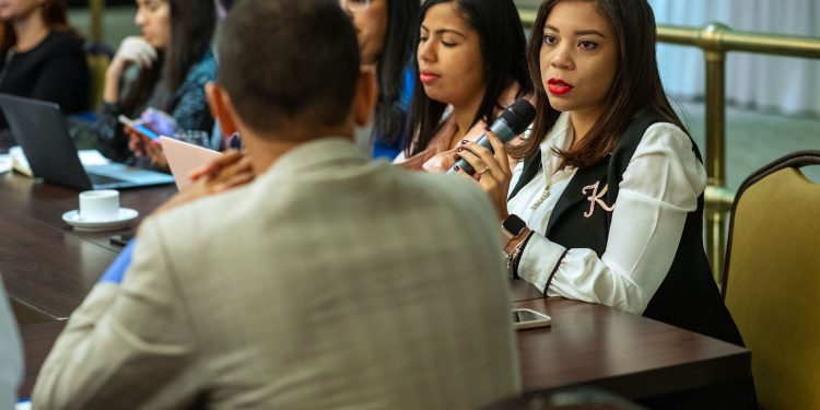 Comisión técnica de Burocracia Cero se reúne con el sector eléctrico