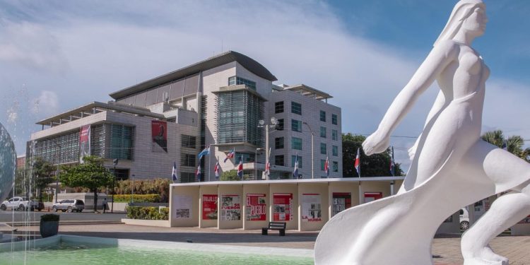 Envían a juicio de fondo mujer que colaboró en la fuga de un privado de libertad en Salcedo