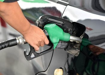 Gobierno congela precio de todos los combustibles
